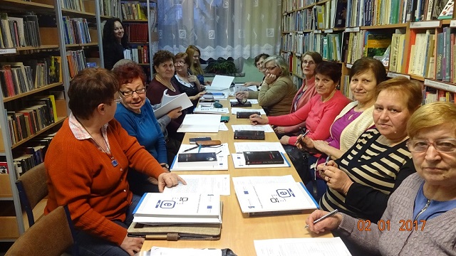 041 2017.01 Senior buszujący w sieci s