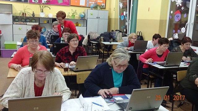 042 2017.01 Senior buszujący w sieci s