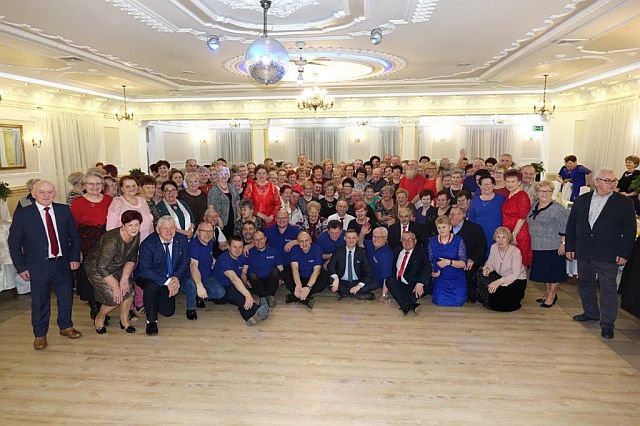 Zdjęcie 3 - Zdjęcie grupowe uczestników Powiatowego Dnia Babci i Dziadka