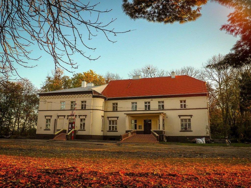 Zespół dworski w Biskupicach