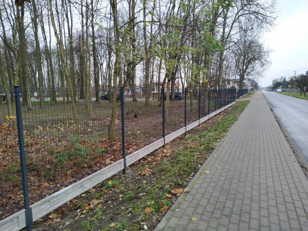 Małe, a cieszy! - Ogrodzenie parku od strony drogi powiatowej