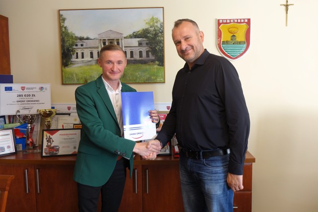 Podpisano umowę na przebudowę drogi w miejscowości Lądek - zdjęcie 1