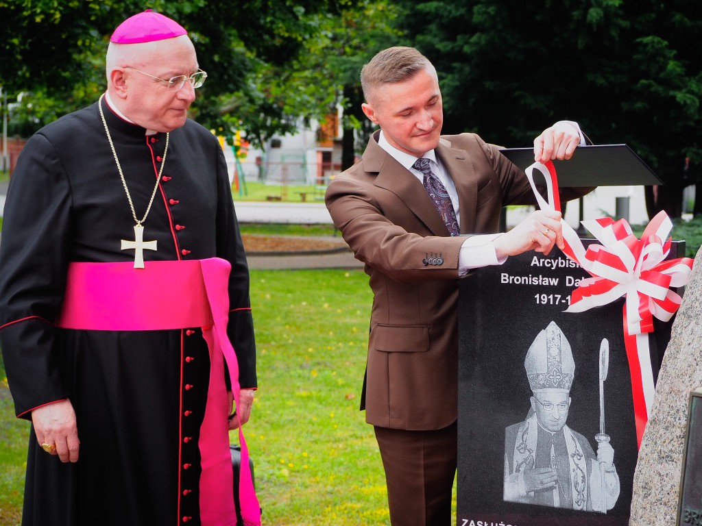 Arcybiskup Bronisław Dąbrowski „Zasłużony dla Gminy Grodziec” - zdjęcie 2