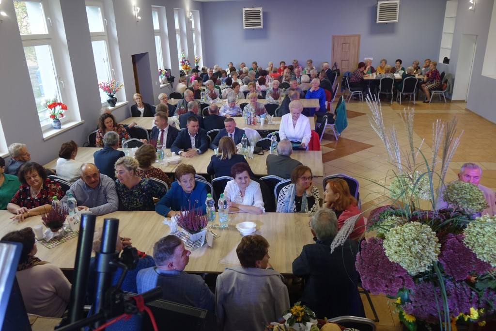 Piknik seniorów – czas radości i integracji - zdjęcie 2