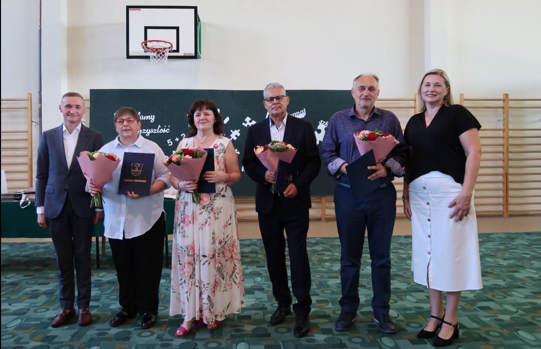 Ludzie, którzy zostawiają ślad. Pożegnanie nauczycieli odchodzących na emeryturę - zdjęcie 1